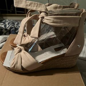 Ugg Women’s Yarrow 8.5 -NIB